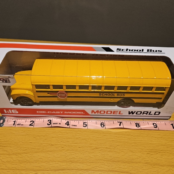 Die-Cast World Model School Bus Toy - Picture 4 of 8